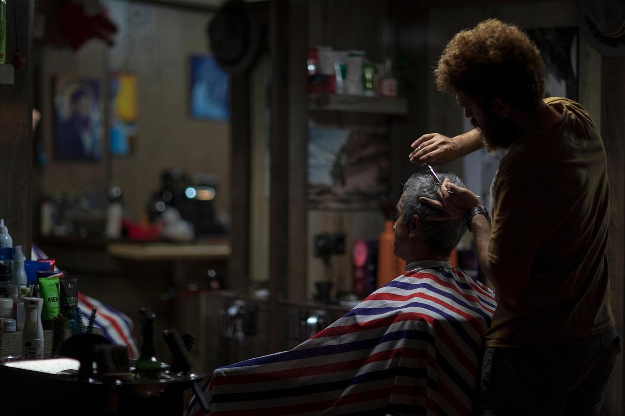 Professioneel strak knippen en scheren bij Barbershop Nijmegen: vakkundig kapsel en baardwerk voor een verzorgde look